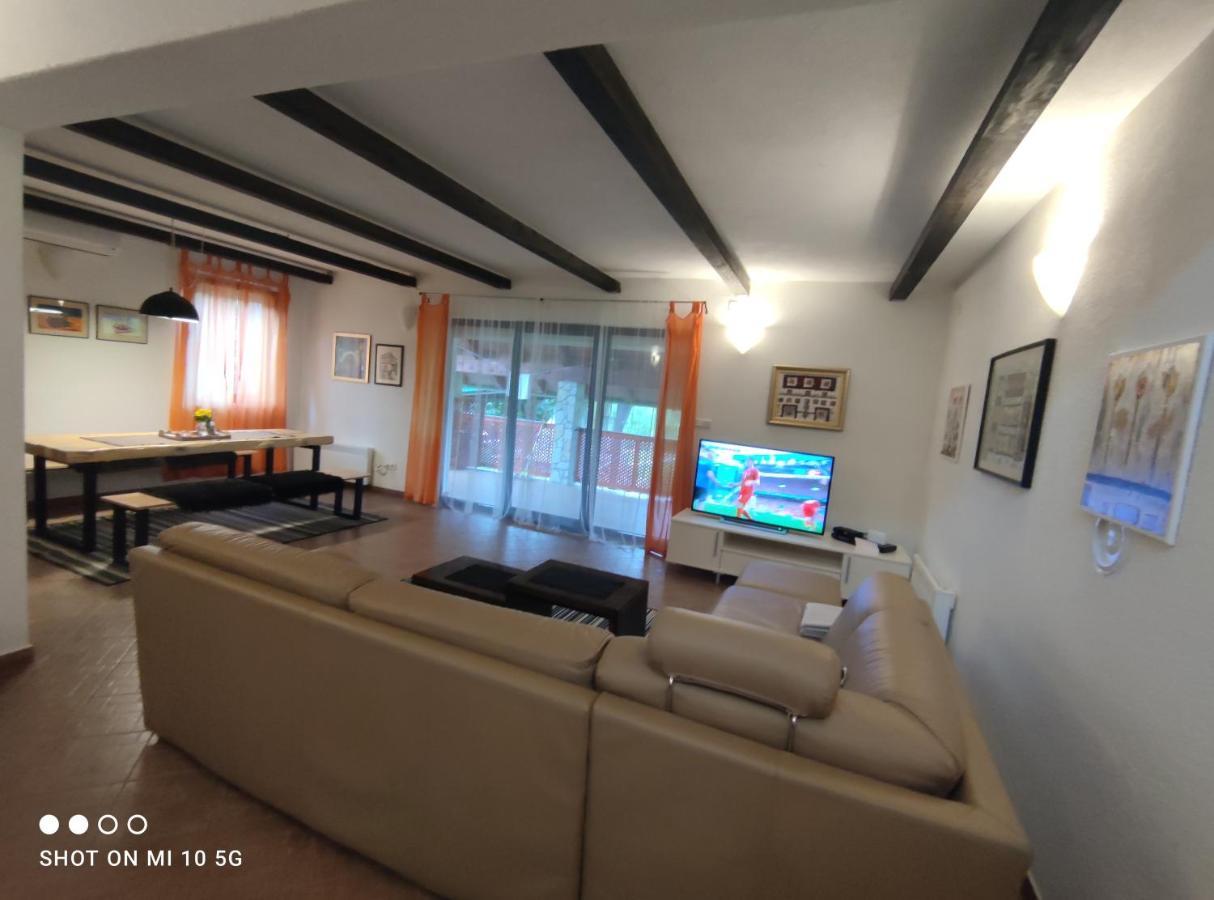 Mila Holiday Home Lohovo Luaran gambar